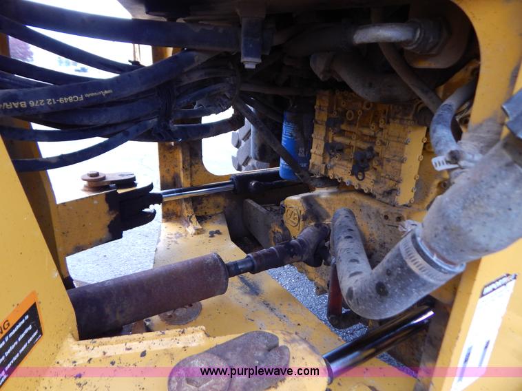 image for item B5983 2004 John Deere 444J loader