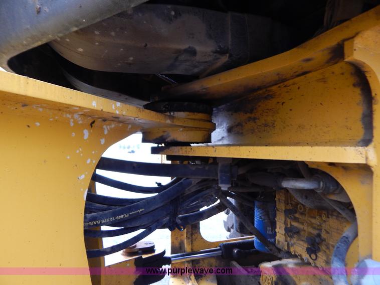 image for item B5983 2004 John Deere 444J loader