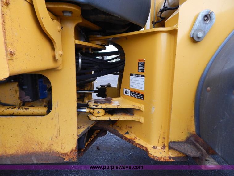 image for item B5983 2004 John Deere 444J loader