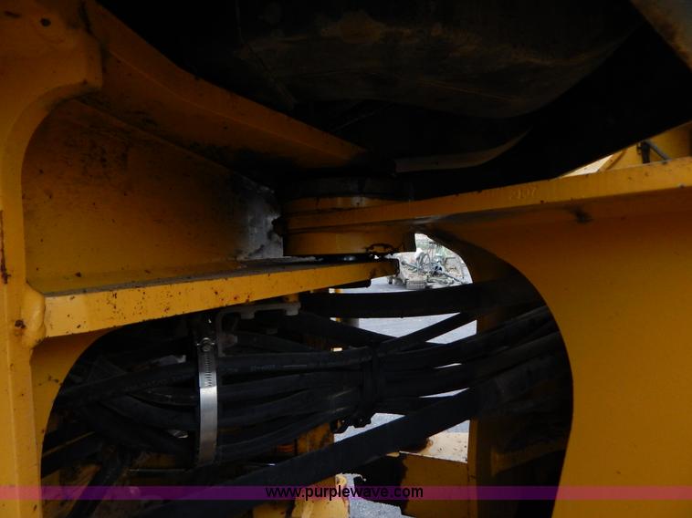 image for item B5983 2004 John Deere 444J loader