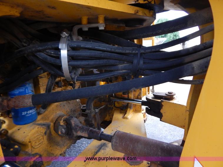 image for item B5983 2004 John Deere 444J loader