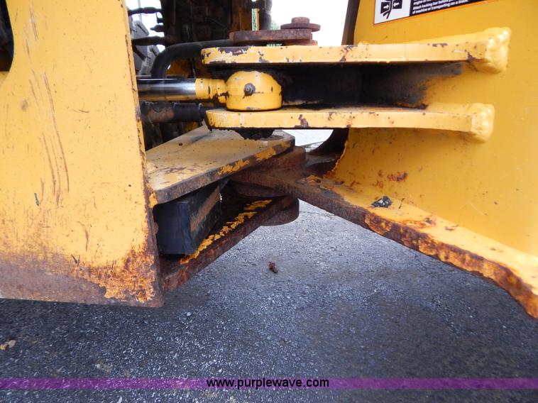 image for item B5983 2004 John Deere 444J loader