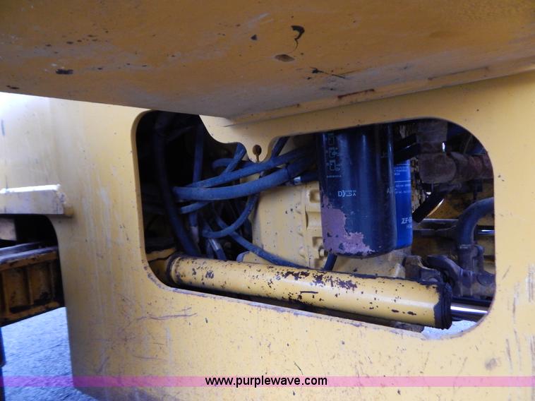 image for item B5983 2004 John Deere 444J loader