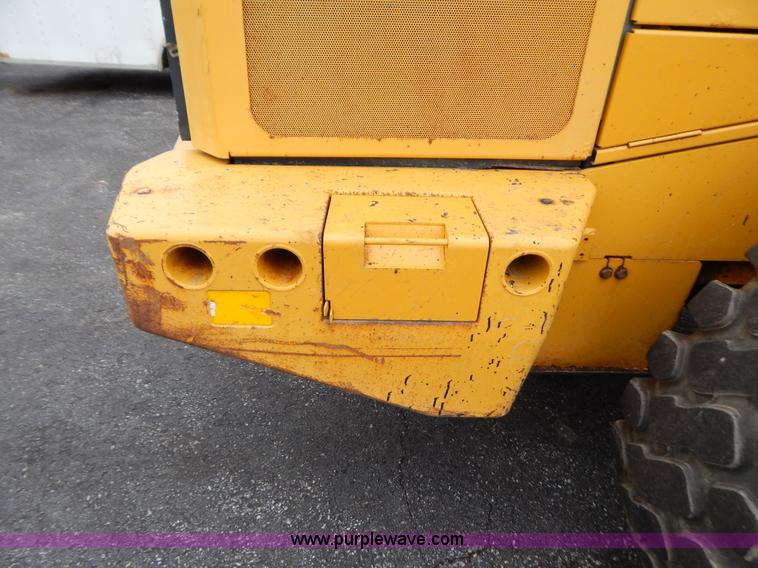 image for item B5983 2004 John Deere 444J loader