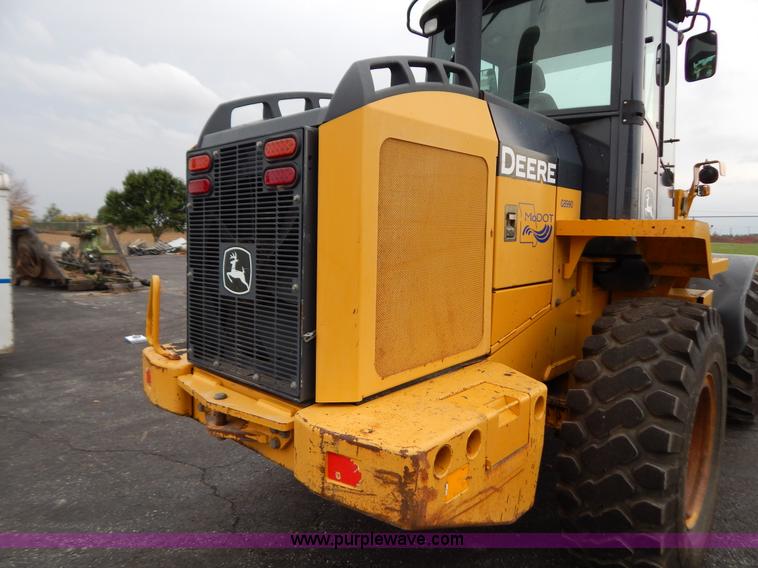 image for item B5983 2004 John Deere 444J loader