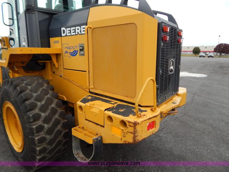 image for item B5983 2004 John Deere 444J loader