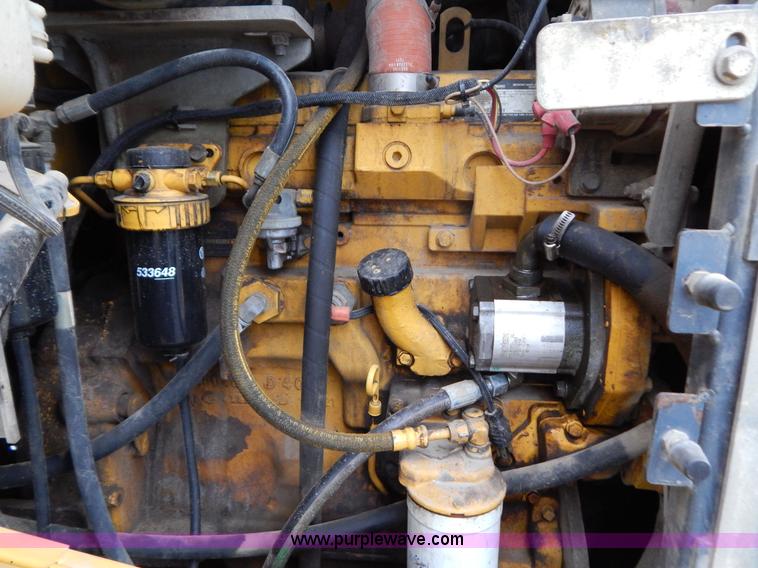 image for item B5983 2004 John Deere 444J loader