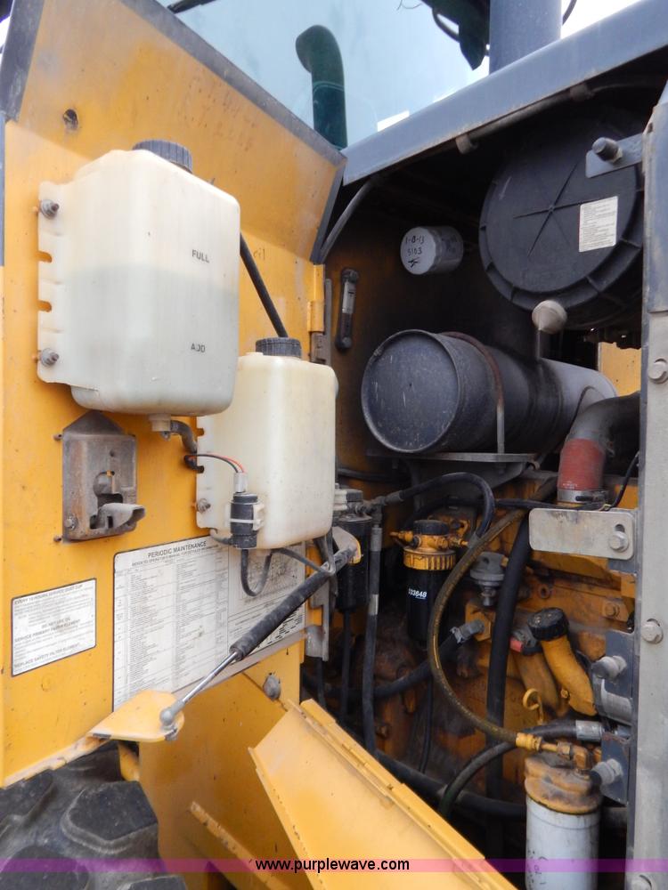 image for item B5983 2004 John Deere 444J loader