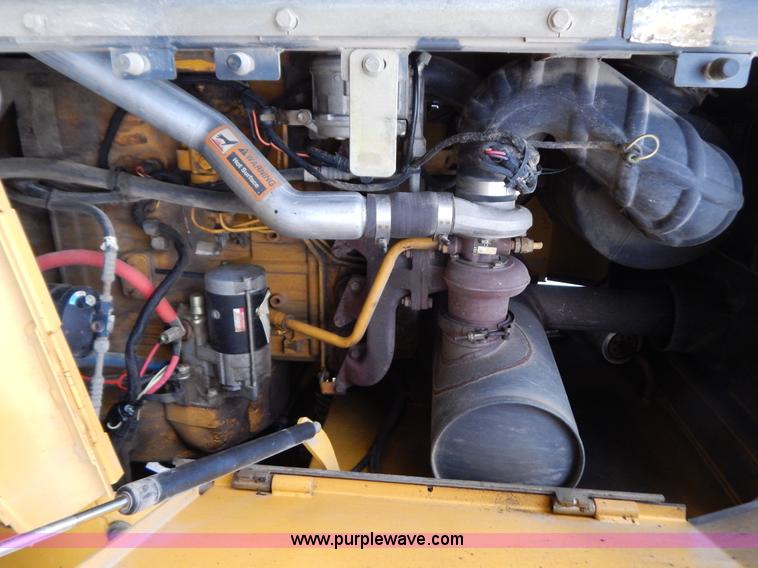 image for item B5983 2004 John Deere 444J loader