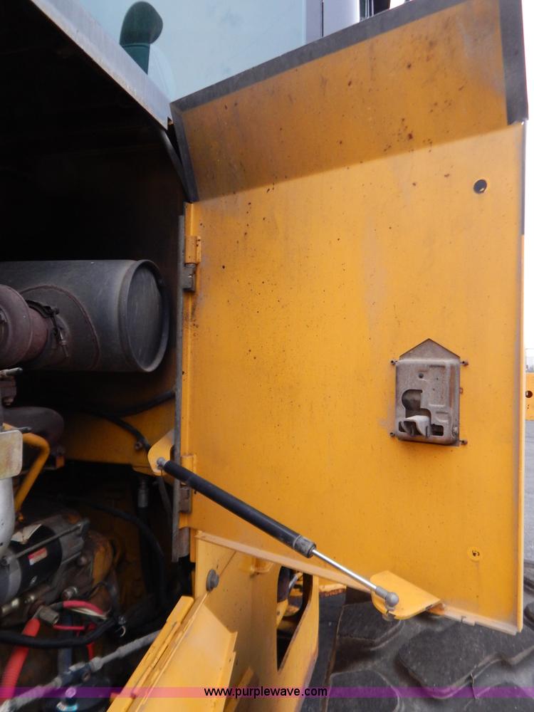 image for item B5983 2004 John Deere 444J loader