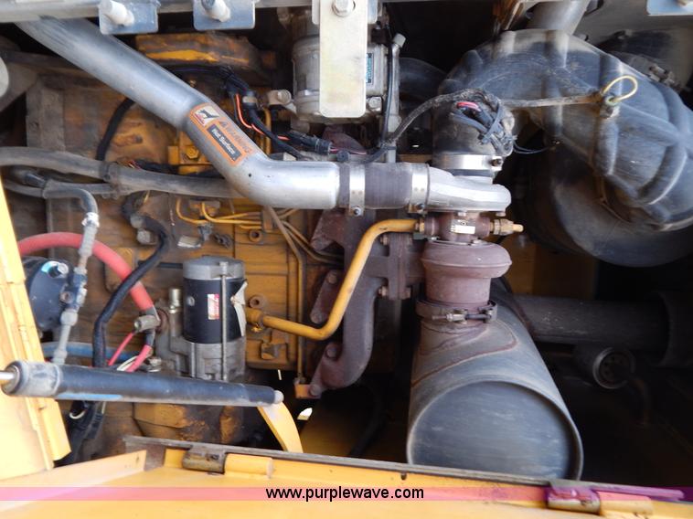 image for item B5983 2004 John Deere 444J loader