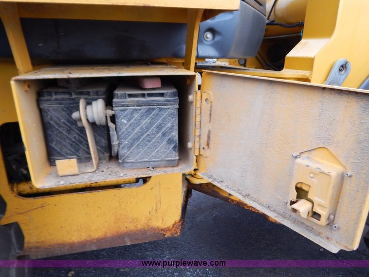 image for item B5983 2004 John Deere 444J loader