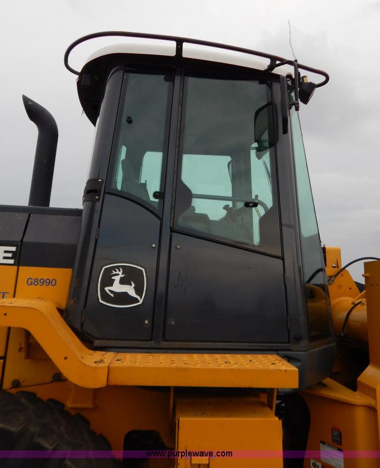 image for item B5983 2004 John Deere 444J loader