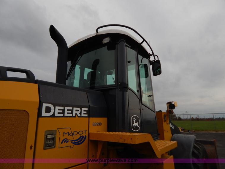 image for item B5983 2004 John Deere 444J loader