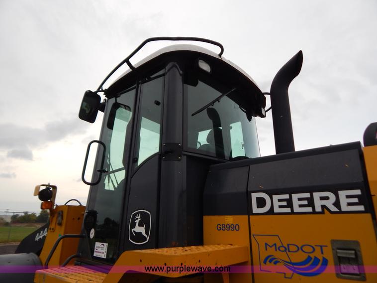 image for item B5983 2004 John Deere 444J loader