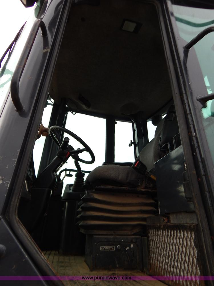 image for item B5983 2004 John Deere 444J loader