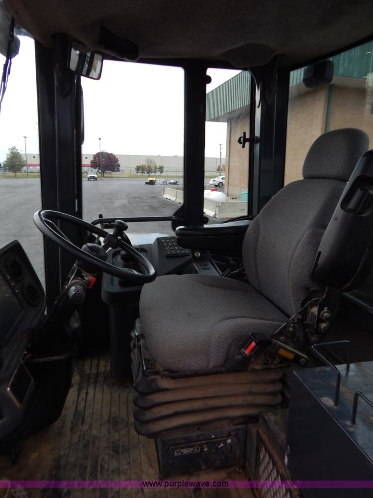 image for item B5983 2004 John Deere 444J loader