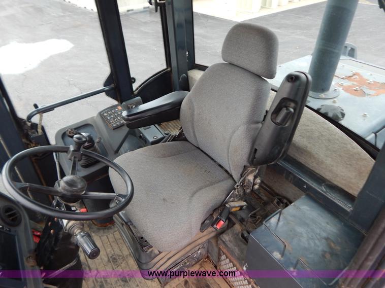 image for item B5983 2004 John Deere 444J loader