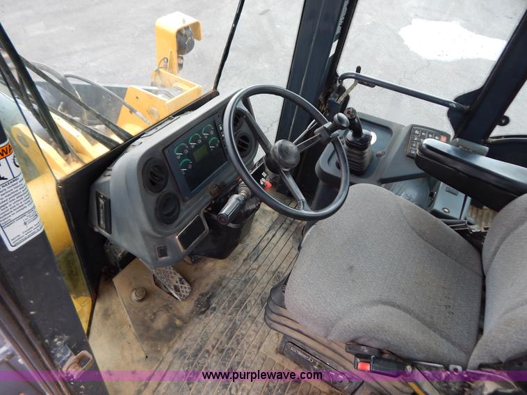 image for item B5983 2004 John Deere 444J loader