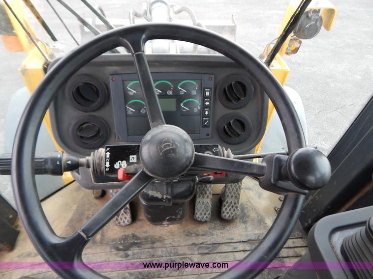 image for item B5983 2004 John Deere 444J loader