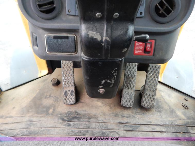 image for item B5983 2004 John Deere 444J loader