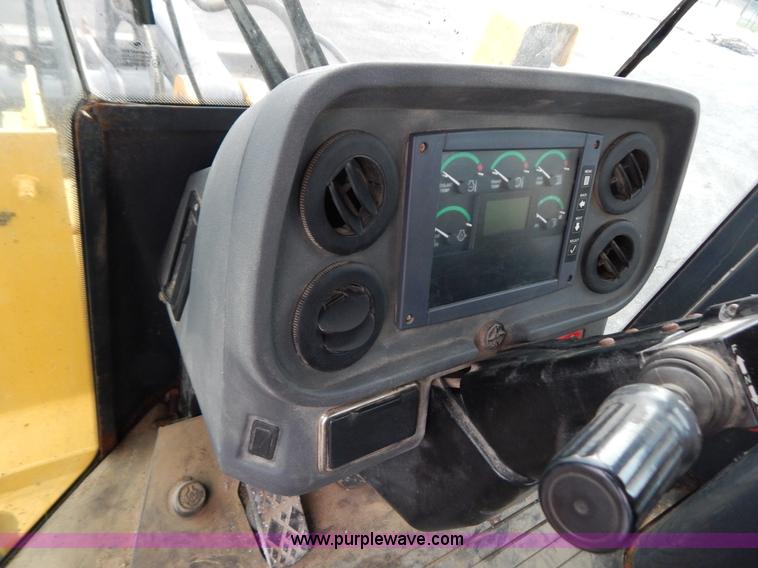 image for item B5983 2004 John Deere 444J loader