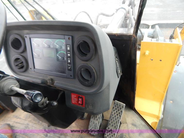 image for item B5983 2004 John Deere 444J loader