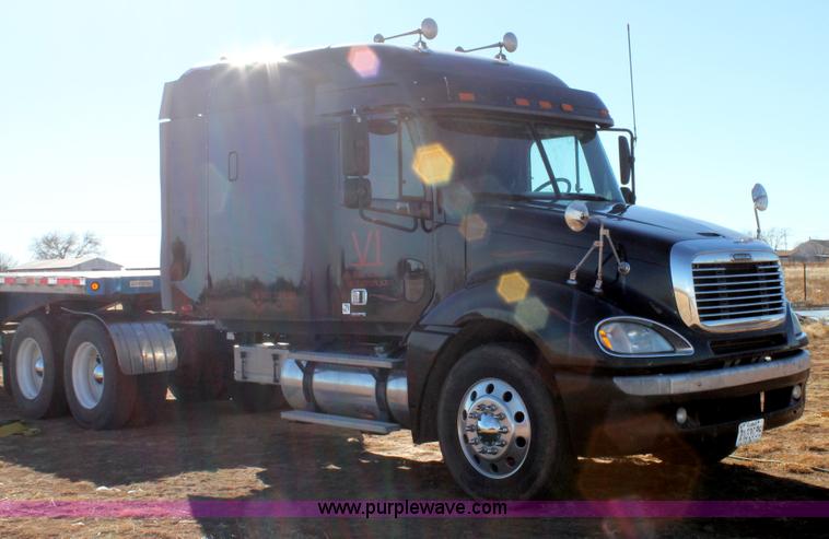 image for item C3612 2004 Freightliner Columbia semi truck