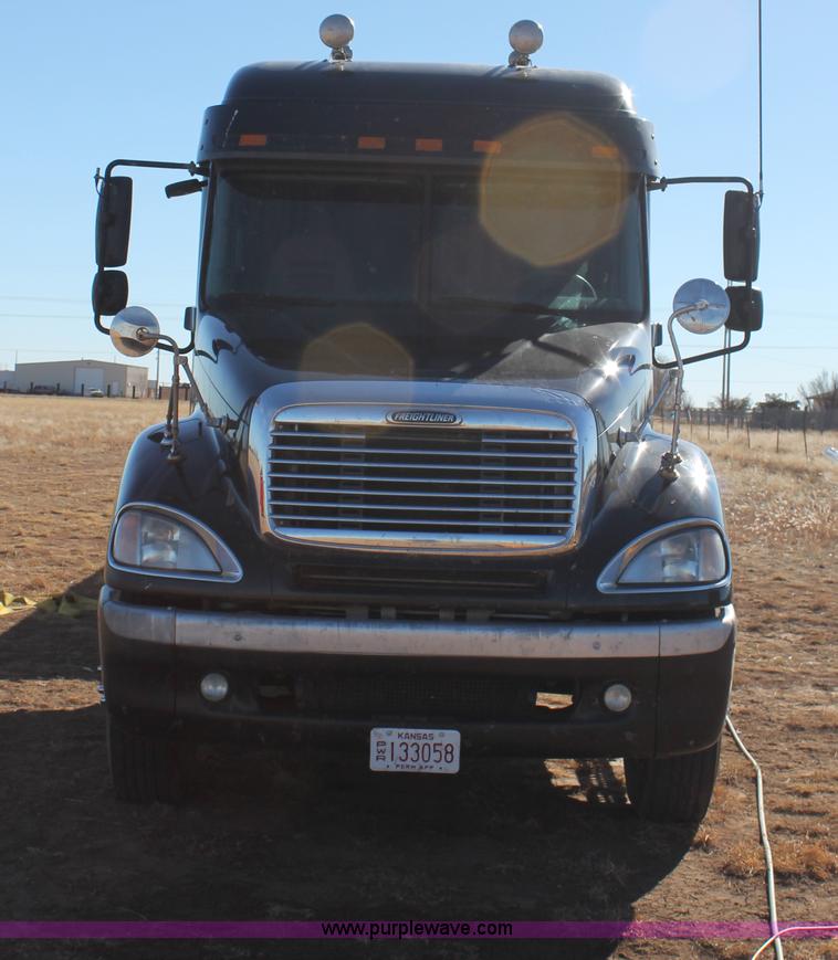 image for item C3612 2004 Freightliner Columbia semi truck