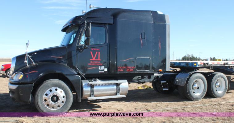 image for item C3612 2004 Freightliner Columbia semi truck