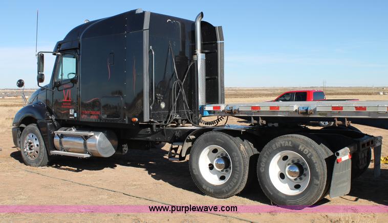 image for item C3612 2004 Freightliner Columbia semi truck