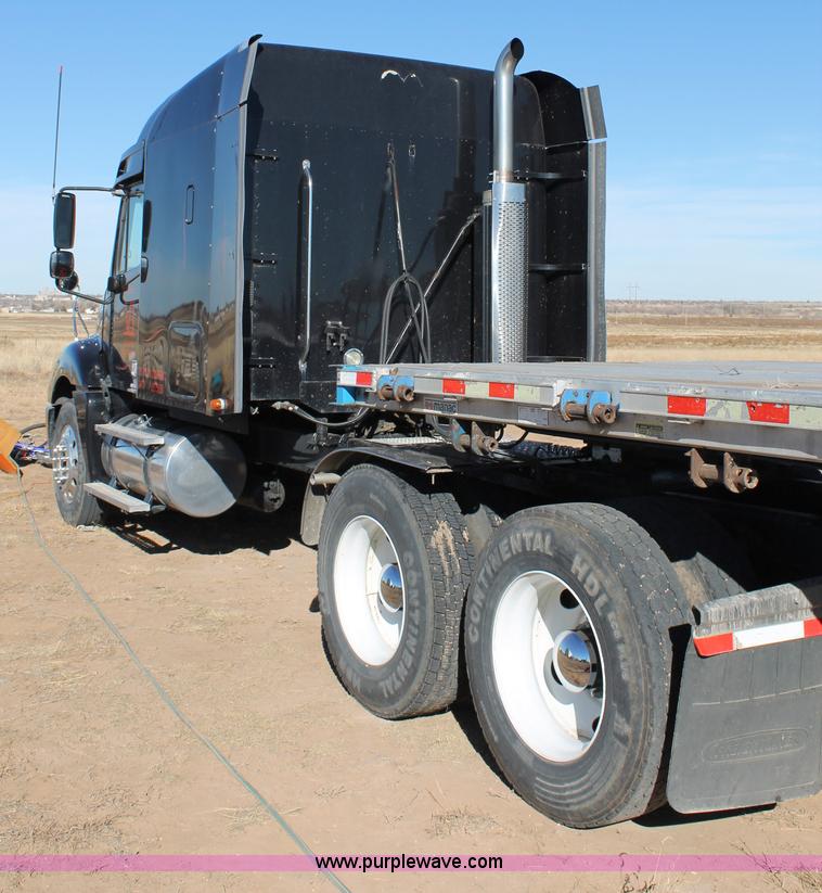 image for item C3612 2004 Freightliner Columbia semi truck