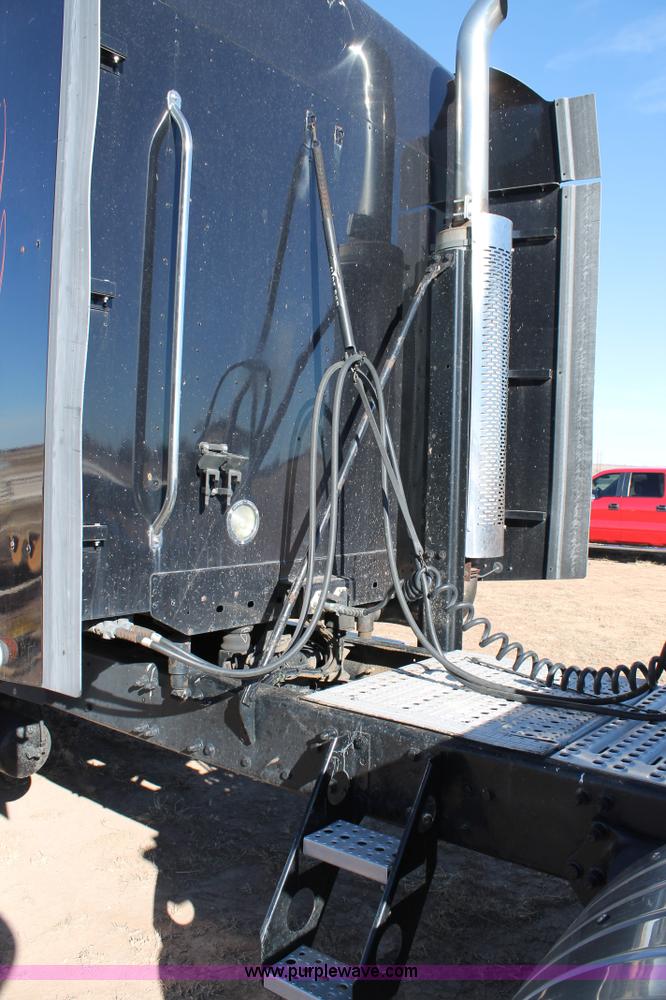 image for item C3612 2004 Freightliner Columbia semi truck