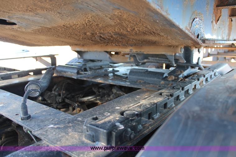 image for item C3612 2004 Freightliner Columbia semi truck