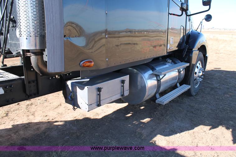 image for item C3612 2004 Freightliner Columbia semi truck