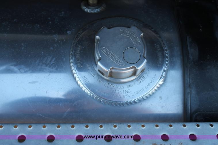 image for item C3612 2004 Freightliner Columbia semi truck