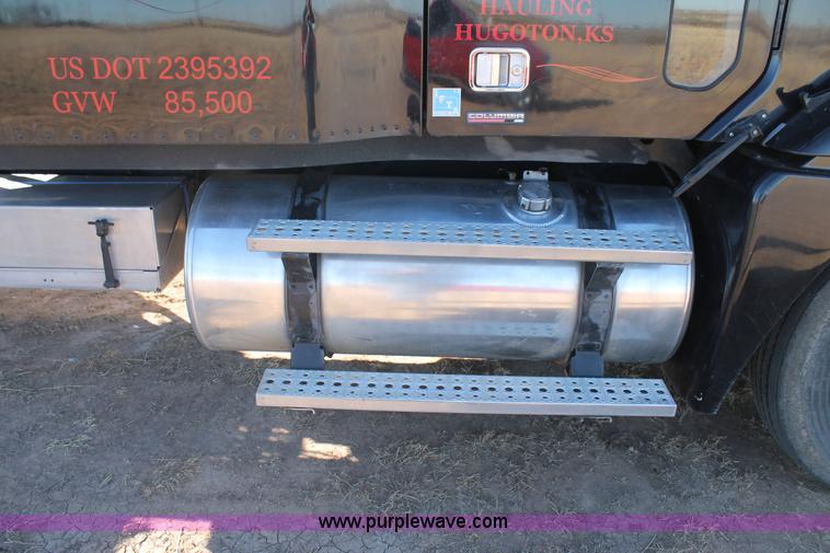 image for item C3612 2004 Freightliner Columbia semi truck