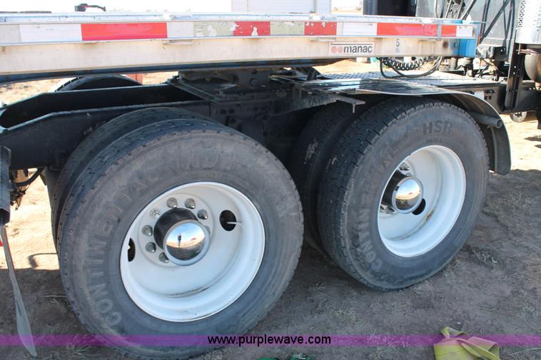 image for item C3612 2004 Freightliner Columbia semi truck