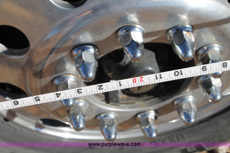 image for item C3612 2004 Freightliner Columbia semi truck