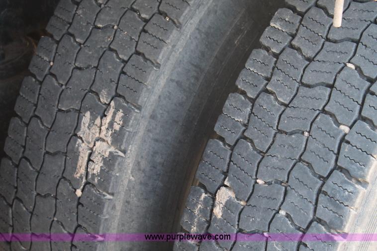 image for item C3612 2004 Freightliner Columbia semi truck