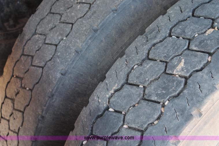 image for item C3612 2004 Freightliner Columbia semi truck