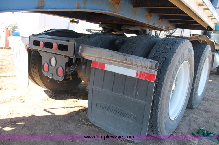 image for item C3612 2004 Freightliner Columbia semi truck