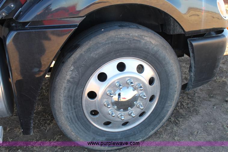 image for item C3612 2004 Freightliner Columbia semi truck