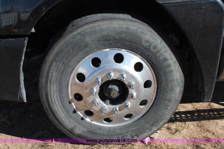 image for item C3612 2004 Freightliner Columbia semi truck