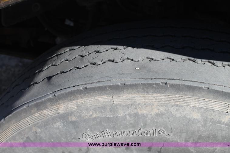 image for item C3612 2004 Freightliner Columbia semi truck