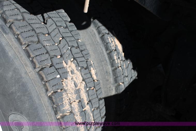 image for item C3612 2004 Freightliner Columbia semi truck