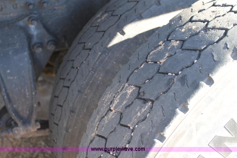 image for item C3612 2004 Freightliner Columbia semi truck