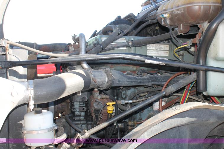 image for item C3612 2004 Freightliner Columbia semi truck