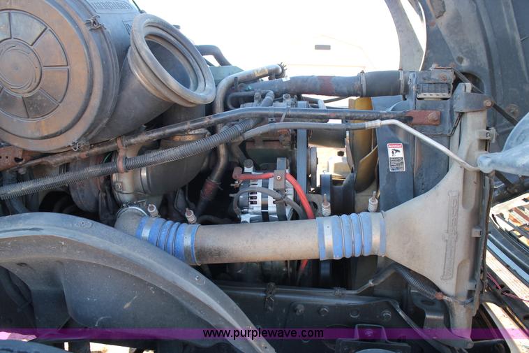 image for item C3612 2004 Freightliner Columbia semi truck