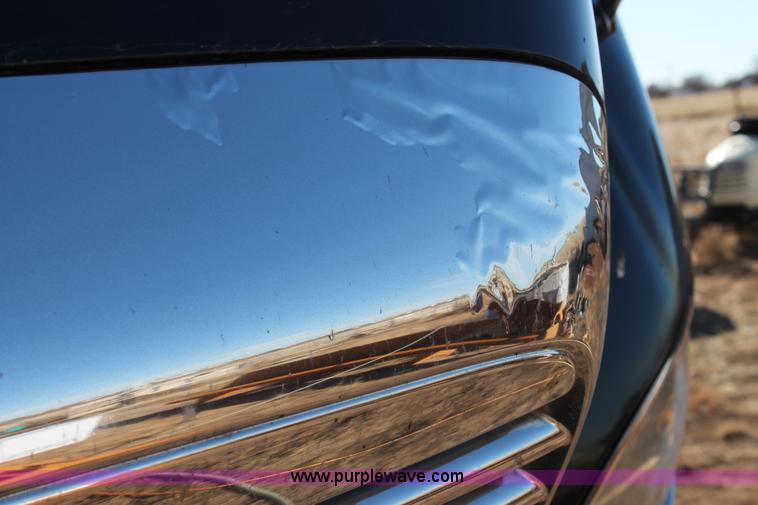 image for item C3612 2004 Freightliner Columbia semi truck